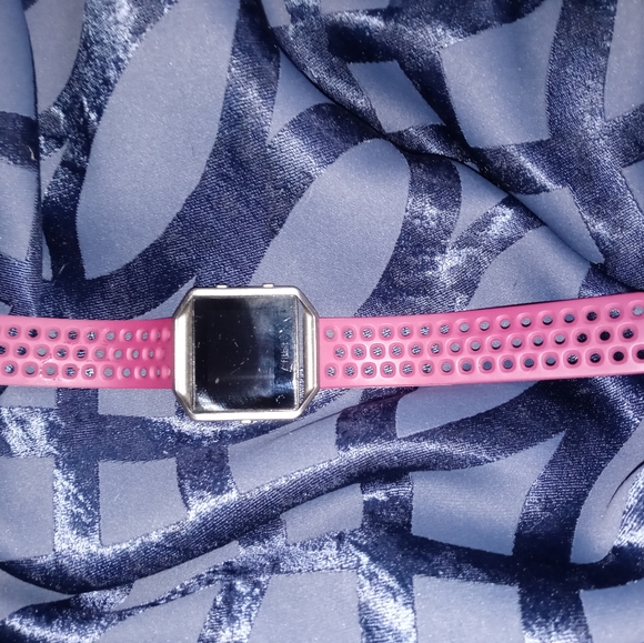 Fitblaze with charger, additional adjustable bands. - Picture 4 of 4